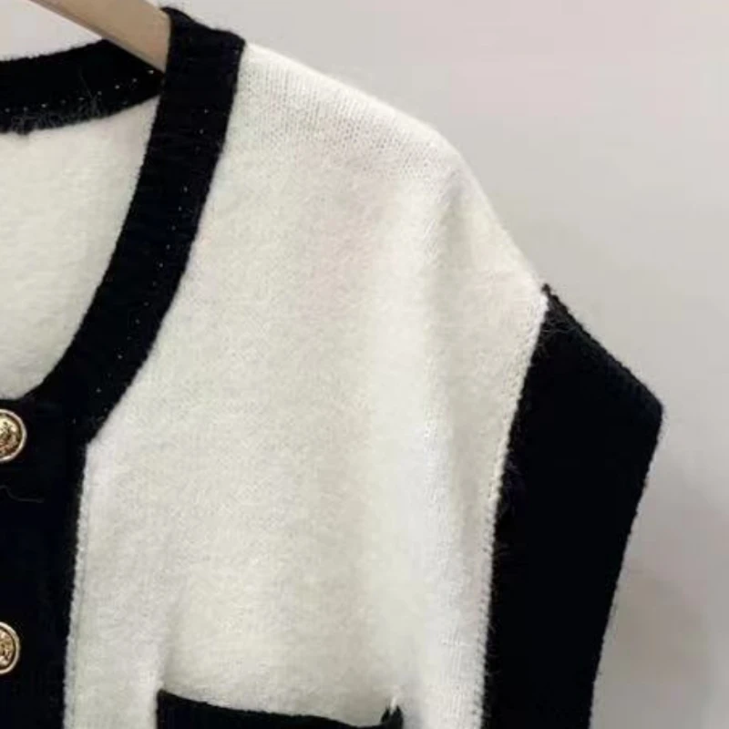 

2023 Early Autumn New Color Contrast Metal Buckle Knitted Vest Women Top
