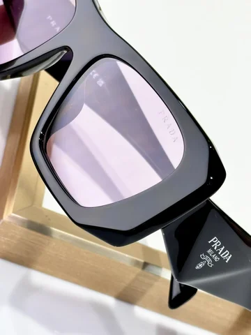 Солнцезащитные очки, точная копия бренда PRADA   в соотношении 1:1, фирменная подарочная упаковка.153