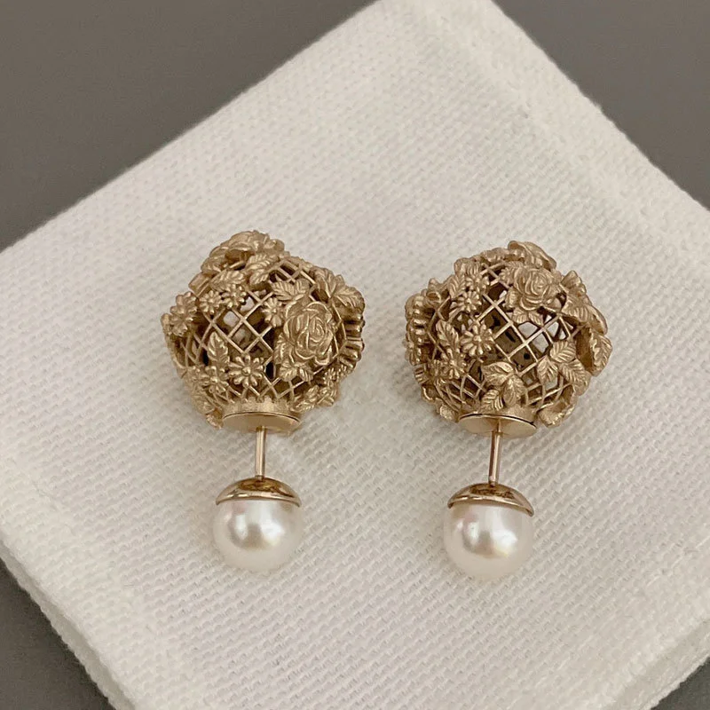 Out 23Early Spring Runway New Hollow Ball Earring Fashion Metal Plaid Flower Delicate Ear Studs Women Gold Pearl Jewelry