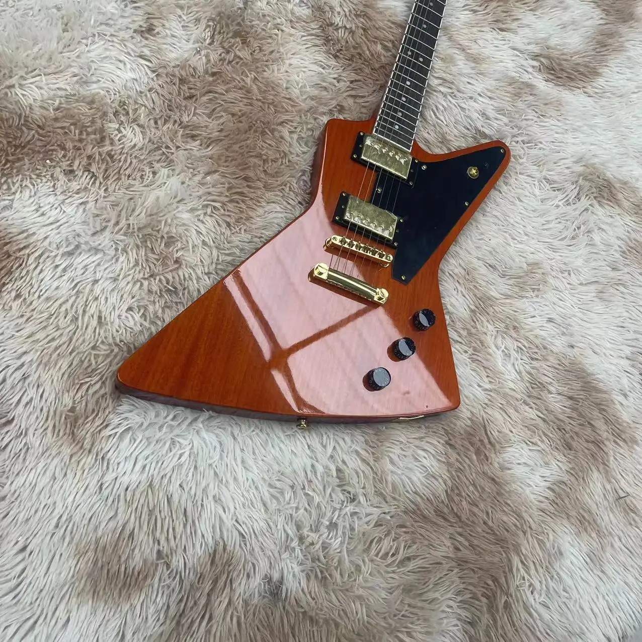 

Irregular 6-string original wood color integrated electric guitar, high gloss, LP pickup, LP string bridge, black guard, rose wo