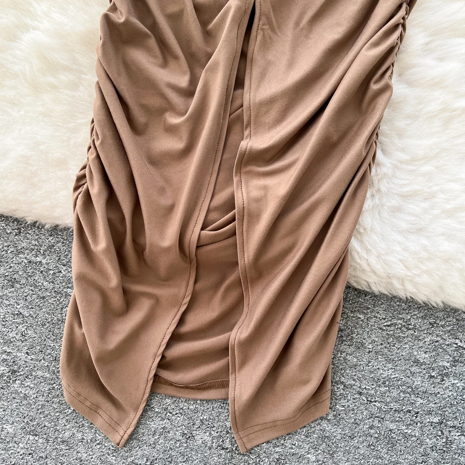 Женское платье без рукавов на бретелях