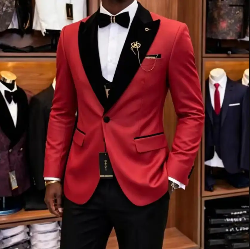Фото Мужской костюм Slim Fit класса люкс, 3 предмета: пиджак с черными лацканами, брюки, жилет.  Свадебный смокинг на заказ для жениха.  Одежда для мужчин. №3