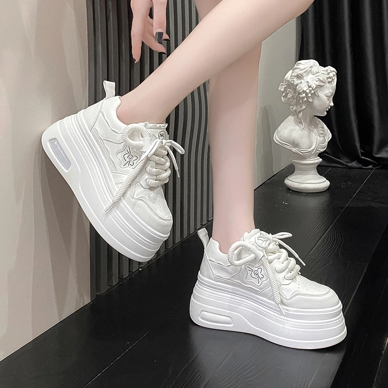 Женские кроссовки на платформе и шнуровке белые/черные