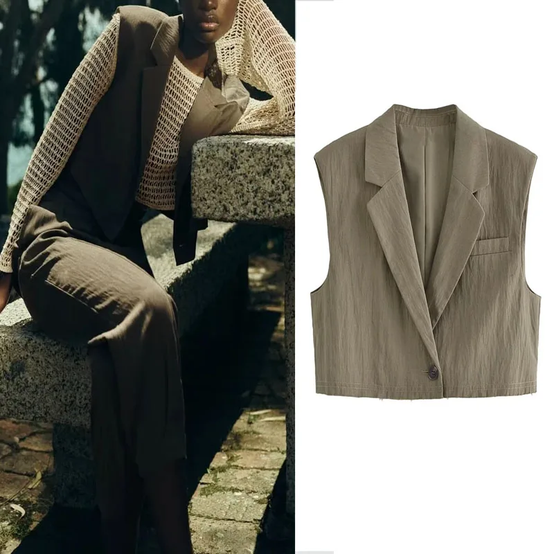 

Жилет женский укороченный без рукавов, на пуговицах спереди, с наплечниками