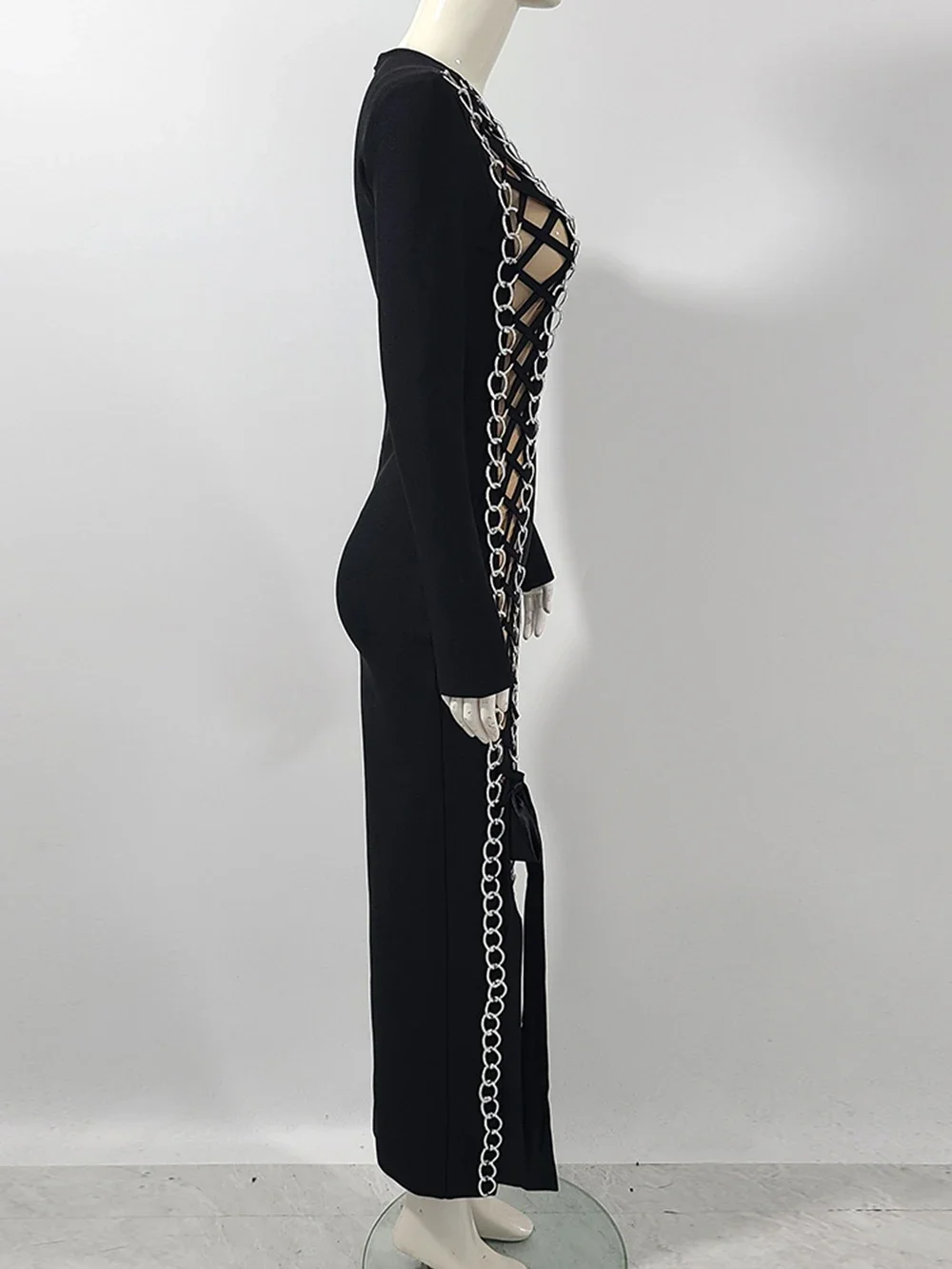 Сексуальное облегающее платье макси с металлической цепочкой и разрезом по