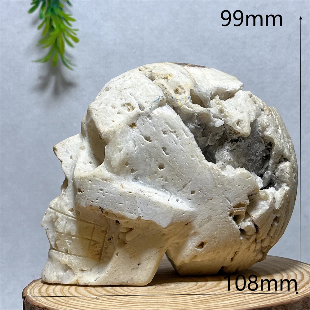 

Необработанный череп из камня кварца