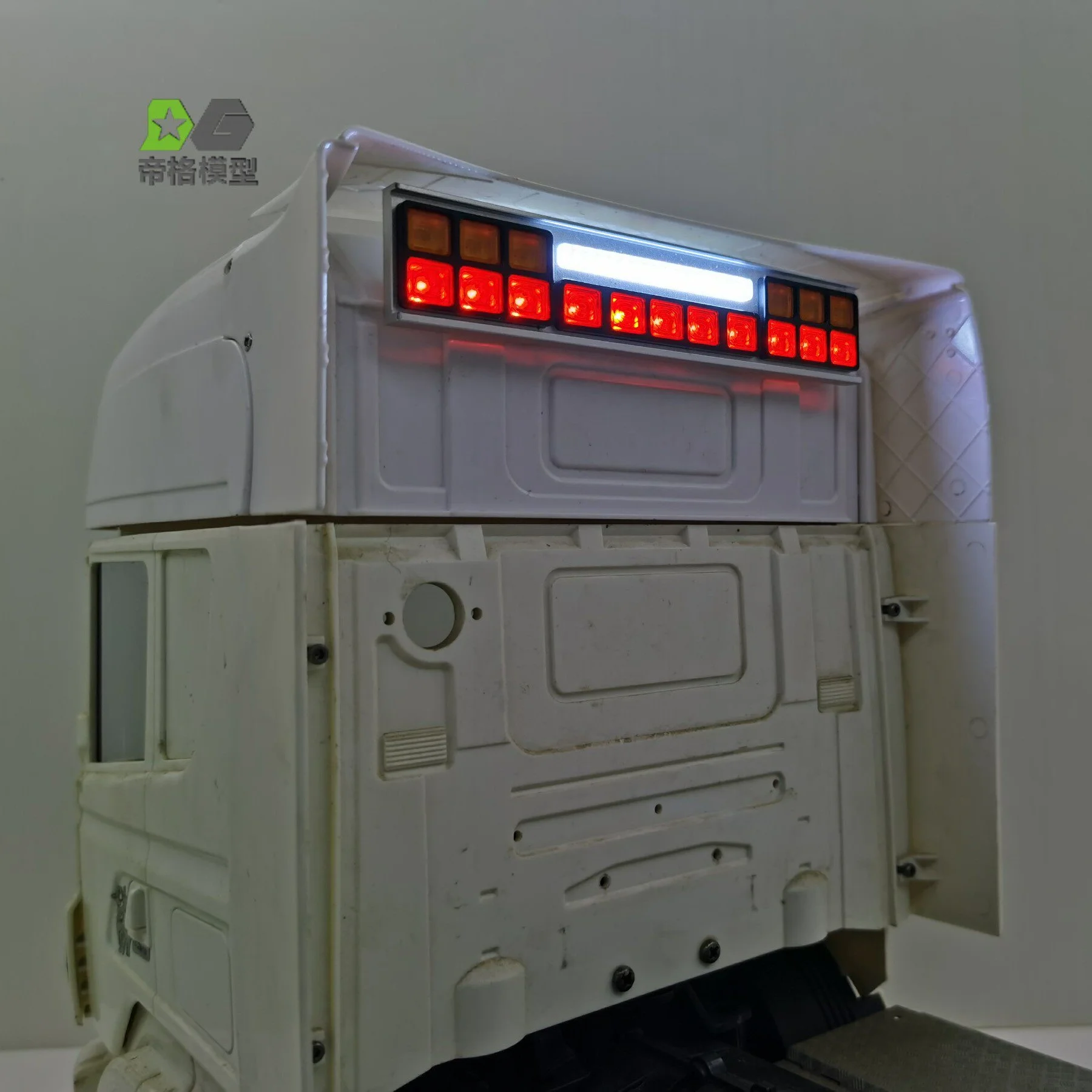 Металлическая задняя световая панель с LED-подсветкой для радиоуправляемых моделей грузовиков Tamiya 114, тягачей Scania R620 R730, Benz Actros, Volvo TGX. Запчасти. (art.: 3920d8e406141) - 3920d8e406141