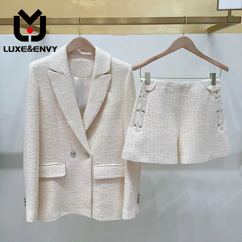 

Роскошный и завидующий Маленький очаровательный твидовый двубортный костюм люкс & ENVY с длинным рукавом и шортами на бретелях осень 2023
