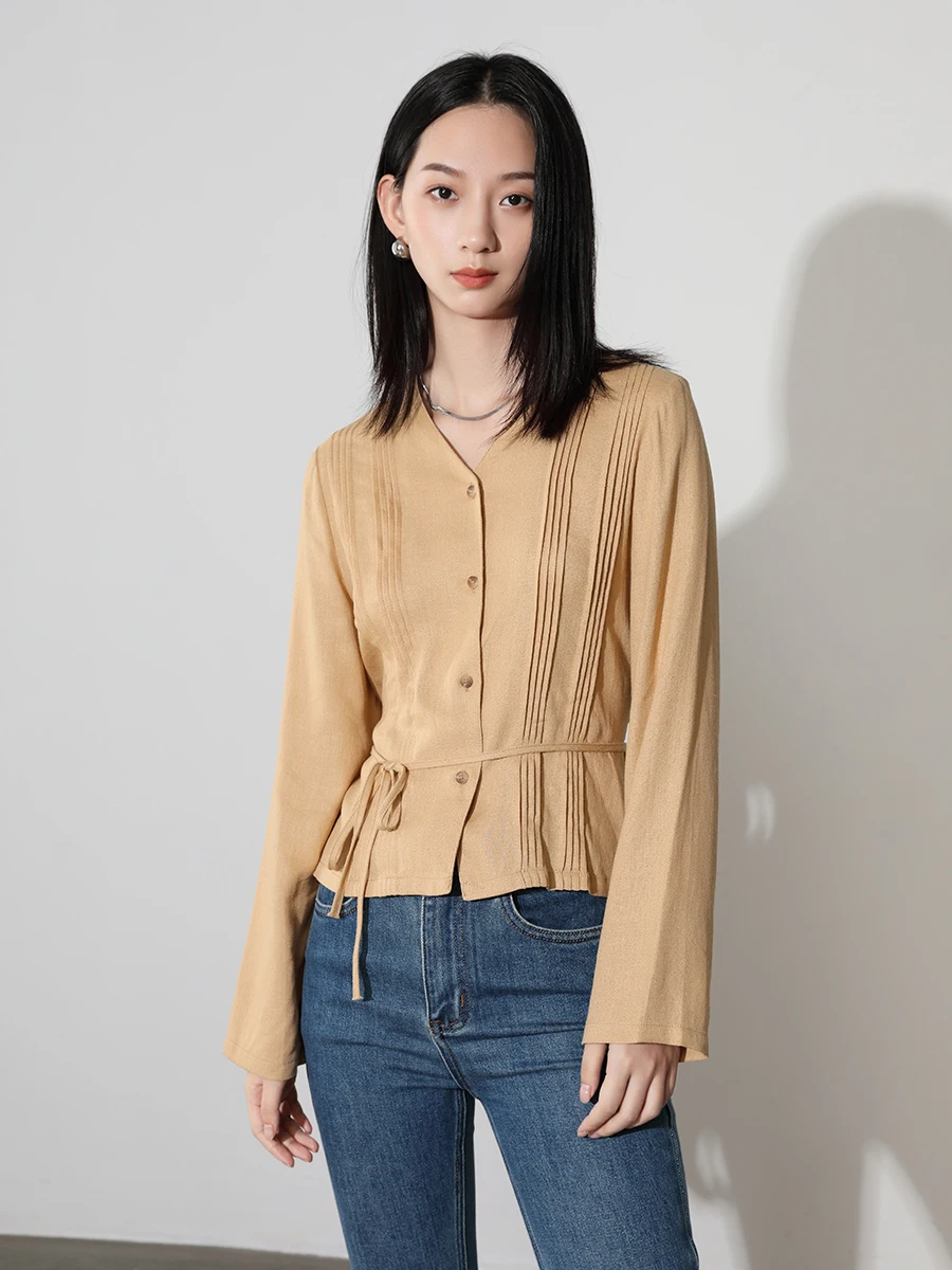 Блузка плиссированная с V-образным вырезом и поясом осень 2023 |