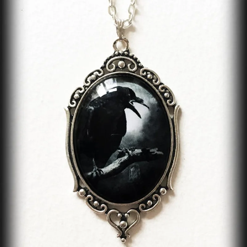 

Gothic Crow Charm Necklace Mysterious Witch Pagan Alternative Jewelry Vintage Glass Relief Pendant Fashion Women's Choke Ring