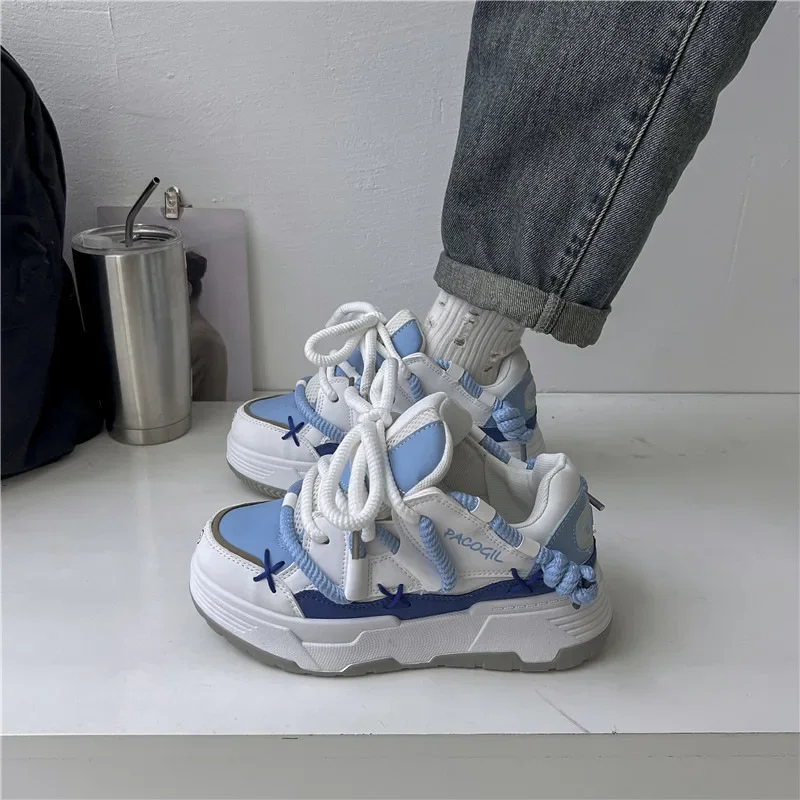 Женские кроссовки с круглым носком на толстой подошве