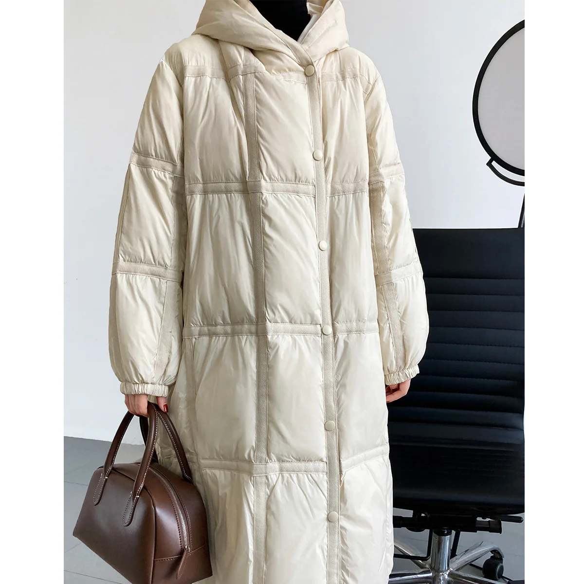 

Темпераментный пуховик средней длины с капюшоном женская новая свободная куртка на белом утином пуху зимняя куртка