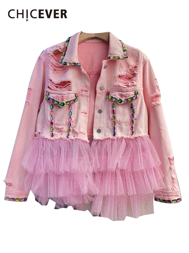 

Женская джинсовая куртка с отверстиями, длинным рукавом и отворотом