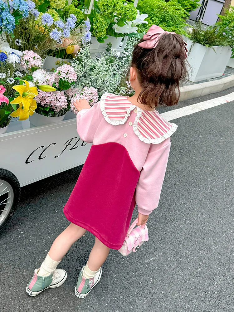 Милое кукольное платье с клубничным медведем для маленьких девочек осень 2024