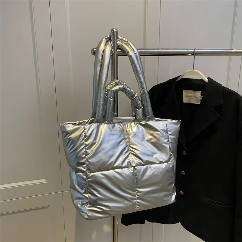 Дизайнерская пышная сумка на плечо женская стеганая космическая пуховая