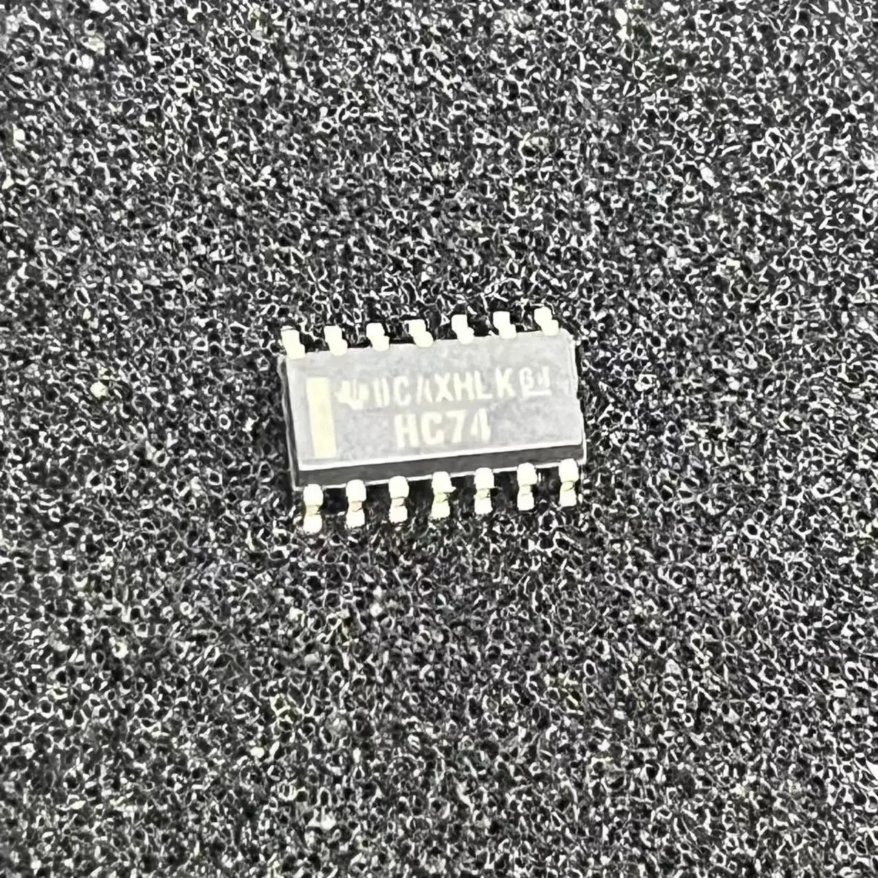 HC74 SN74HC74DR 74HC74DR Новый оригинал в наличии