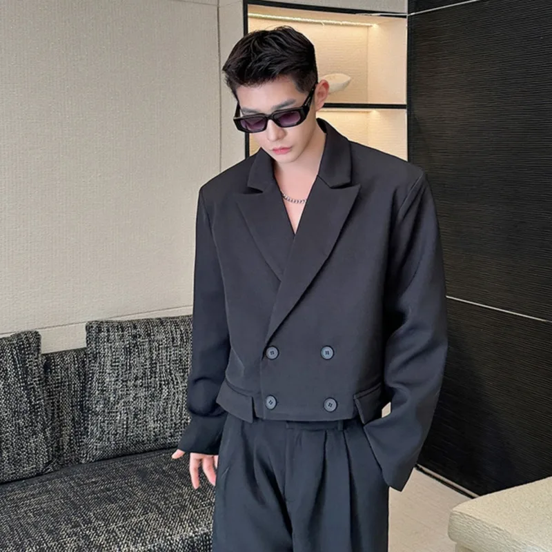 Короткий стильный мужской пиджак