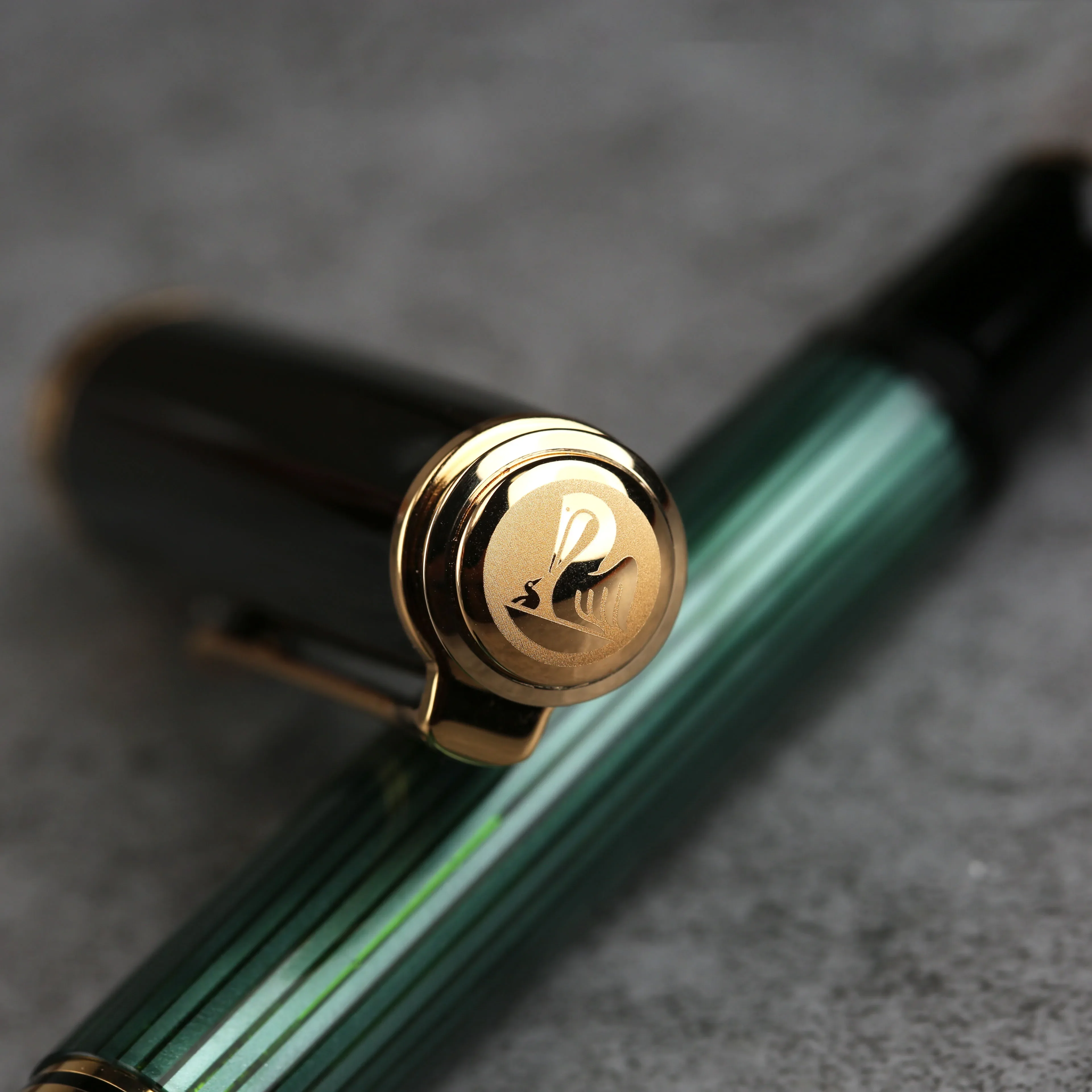 Фото Новая оригинальная немецкая перьевая ручка Pelikan M1000 с пером из 18-каратного золота, черная с зелеными и синими полосками, серия Emperor Sovereign, деловой подарок №4