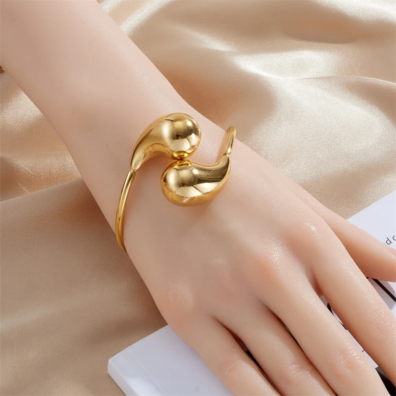 Браслет MEYRROYU открывающийся из нержавеющей стали 316L золотого цвета в форме капли