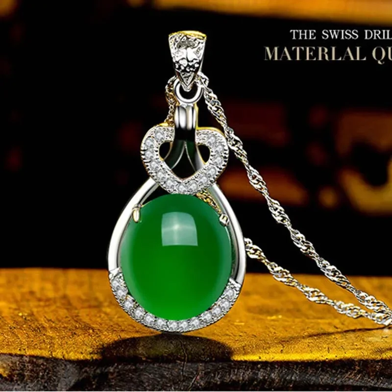 Женская цепочка с кулоном в виде капли воды зеленым кристаллом