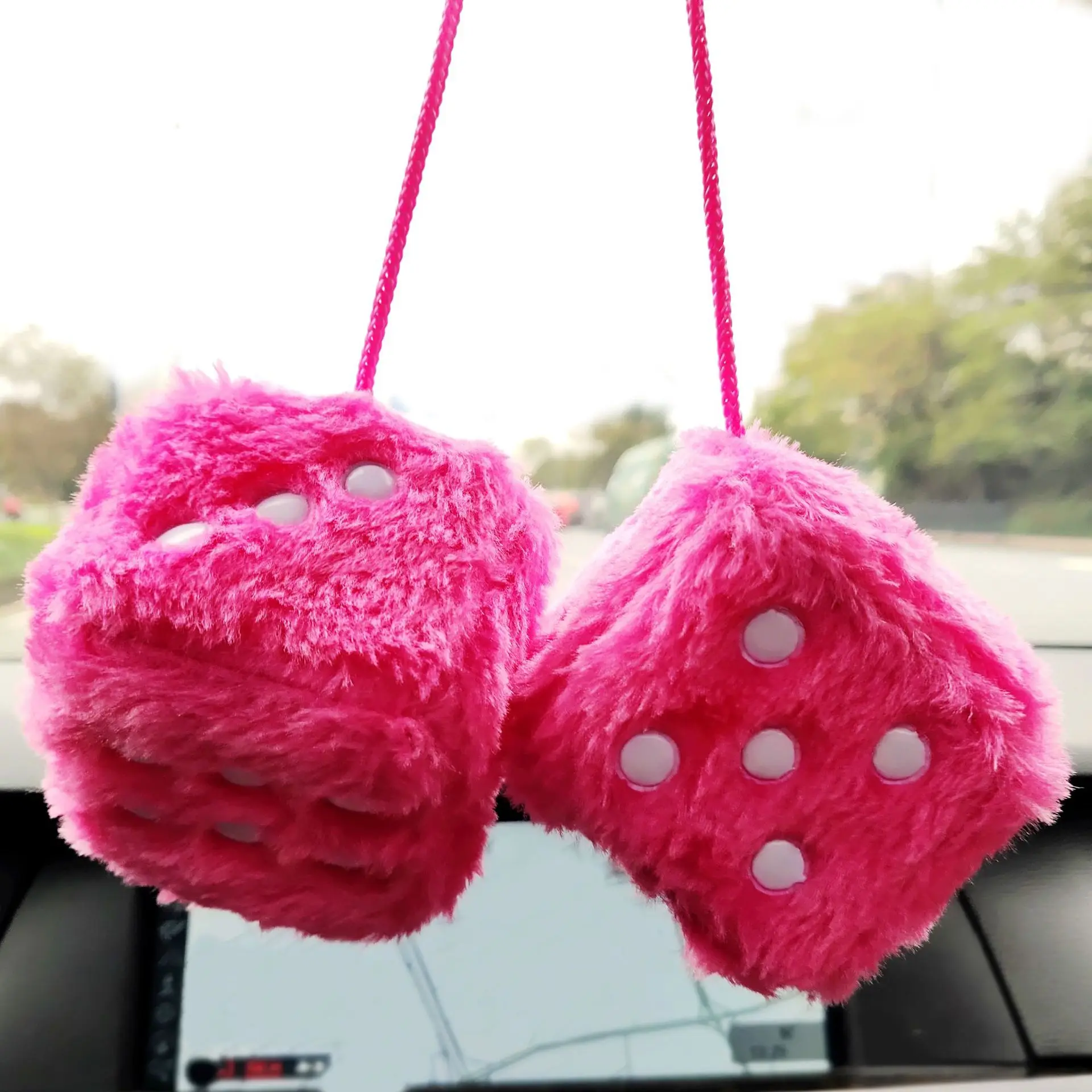 

2 шт. плюшевые кости автомобильный кулон плюшевая игрушка куб кулон автомобильный орнамент сито аниме украшения автомобиля аксессуары авто кулон