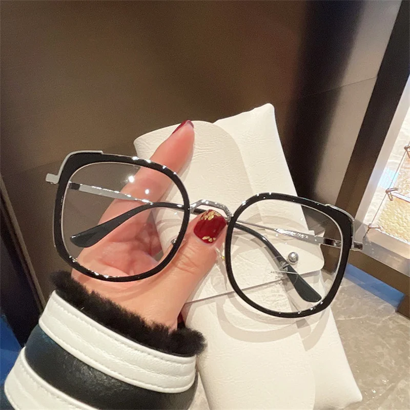 

Luxury Women Eyepiece with Bag Female Anti Blue Light Glasses Men Alloy Leg Classic Eyewear Ladies Eyeglasses Male Clear Lens