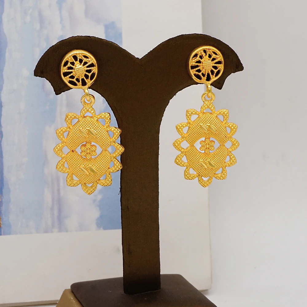 Комплект из колье и серёг под золото |