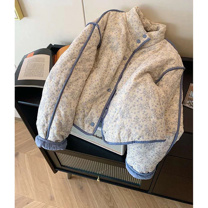 Женская синяя маленькая вельветовая куртка с цветочным принтом модная на