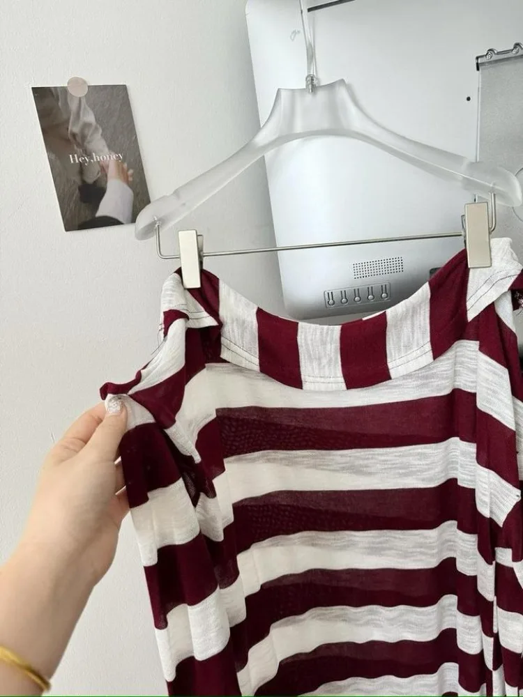 Футболка в полоску с косым воротником и открытыми плечами + облегающая кожаная