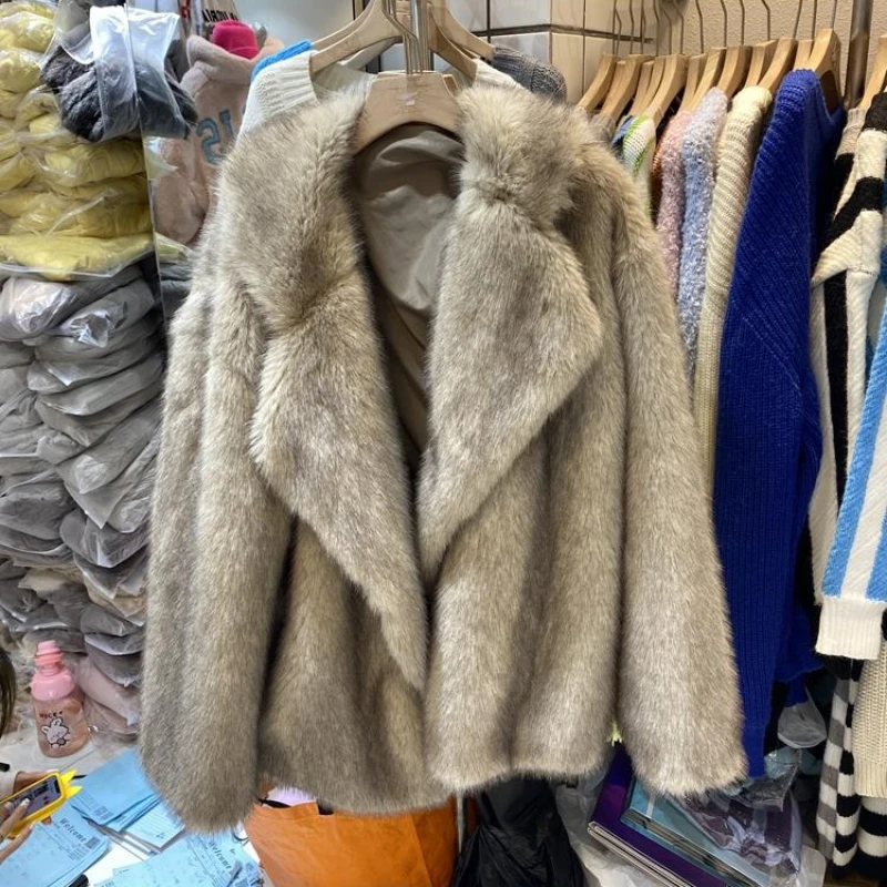 Женское пальто из искусственного меха лисы в стиле Kinkoff с большими лацканами