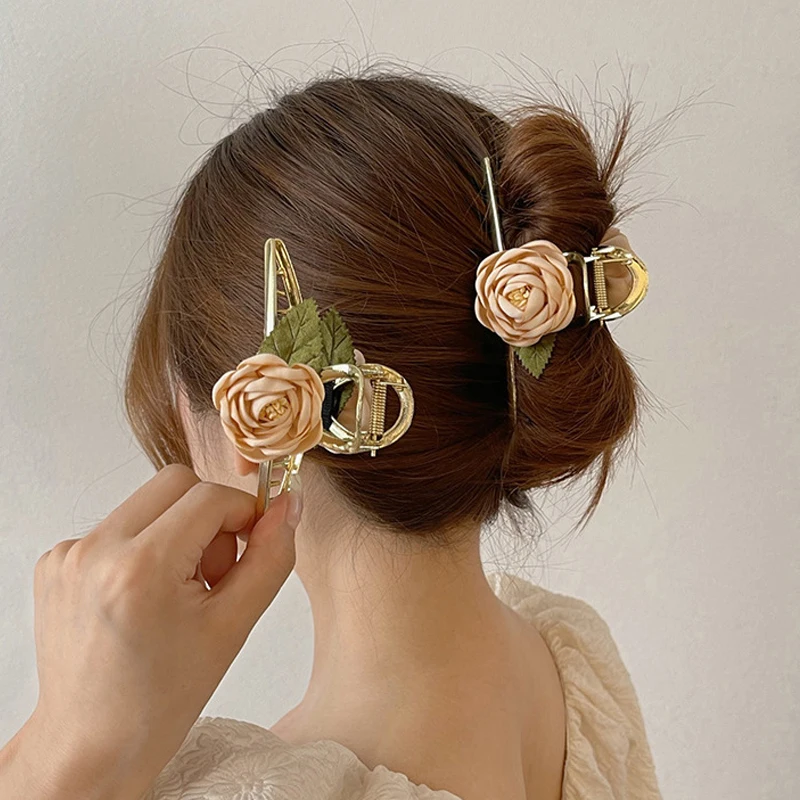 

Женская заколка для волос в виде цветка камелии, элегантная металлическая заколка-зажим для волос с крупными крапанами, аксессуары для воло...