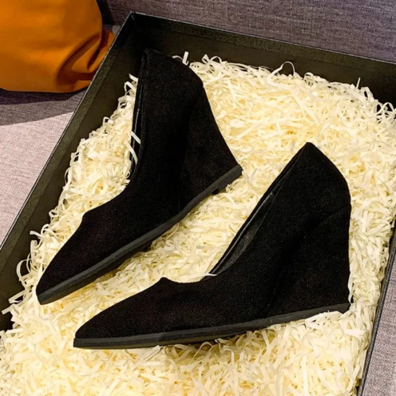 Женские туфли на танкетке с острым носком замшевые элегантные высоком каблуке