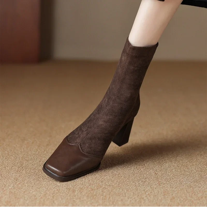 Женские короткие сапоги из натуральной кожи на массивном высоком каблуке