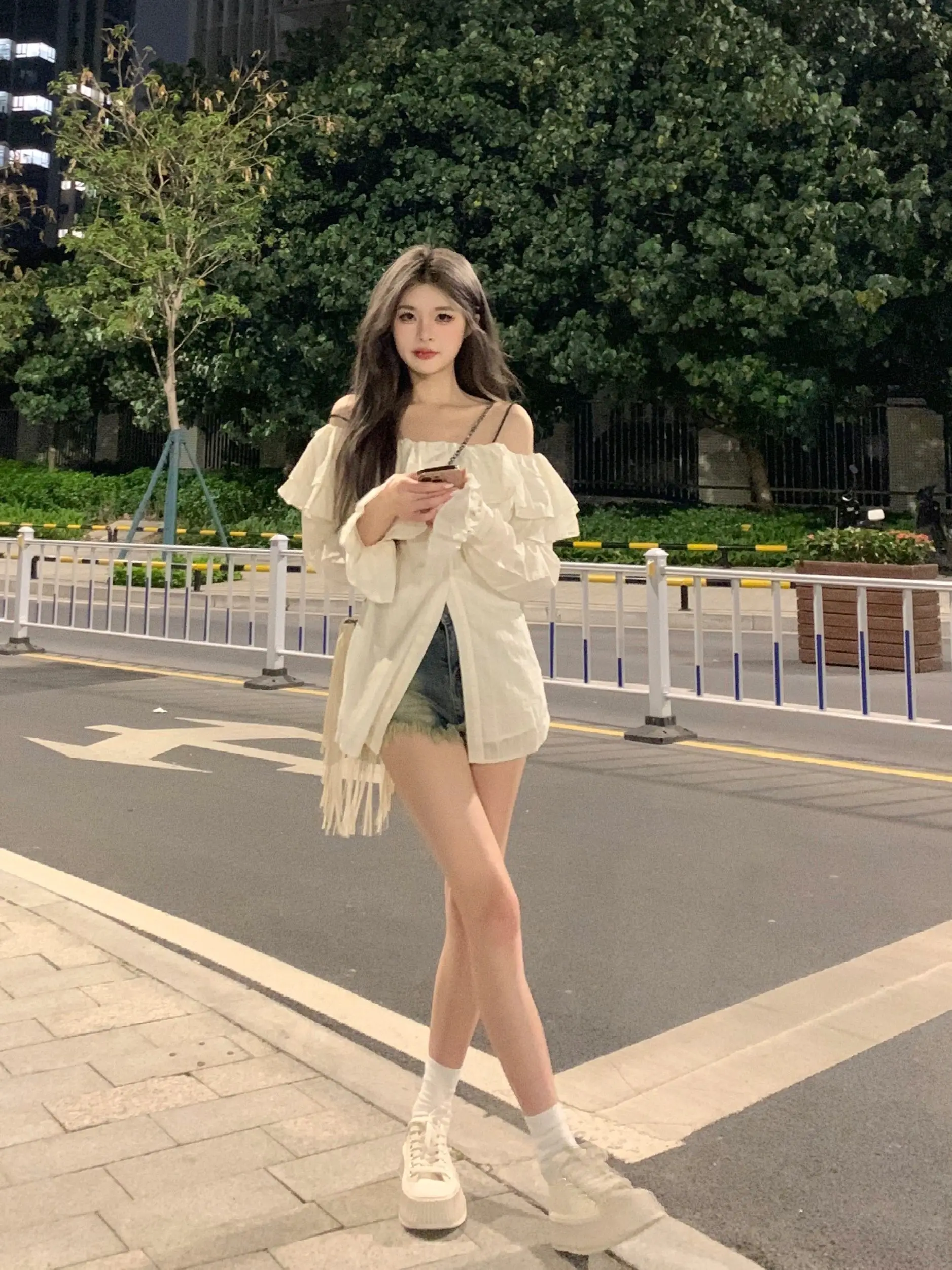 

French Ruffled Shirt Women's Summer Off Shoulder White Shirt Design Sense Small and Gentle Off Shoulder Long Sleeve Top