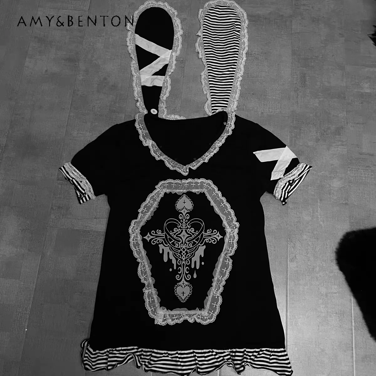 Кружевная черно-белая футболка с коротким рукавом и кроличьими ушками Subculture