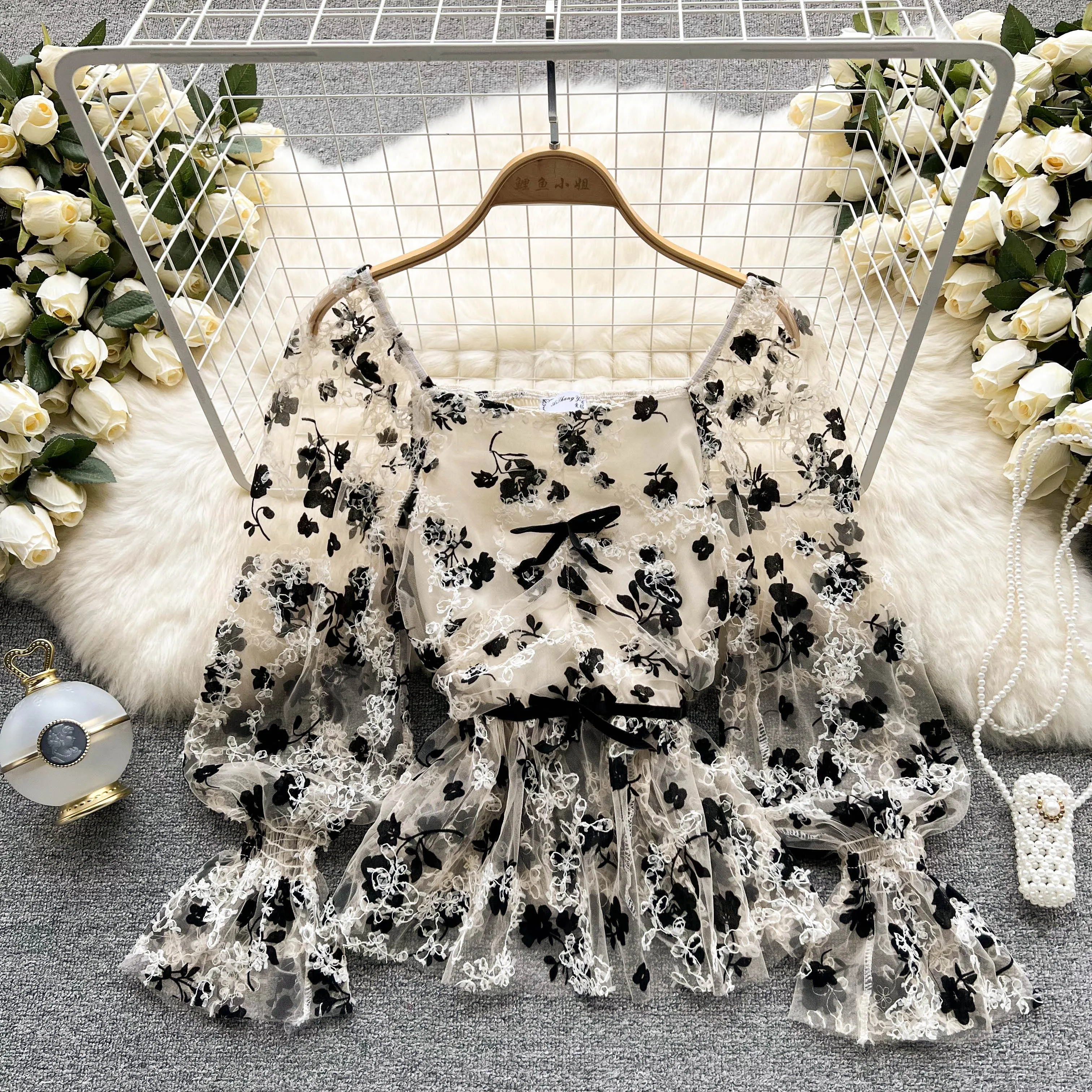 

Французская ниша высокого класса Французский тяжелый промышленный темперамент супер фея черный цветок кружева маленький топ квадратный воротник короткая Цветочная рубашка