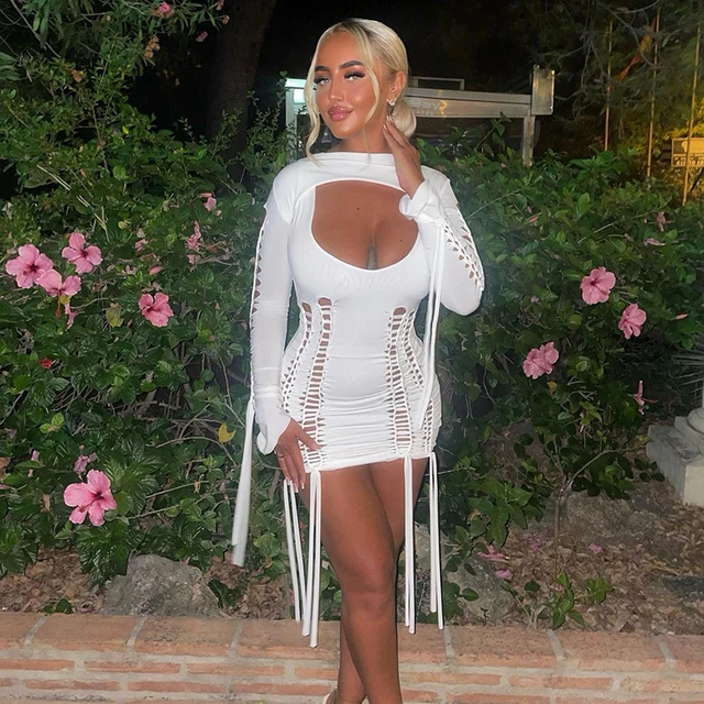 

Женское облегающее мини-платье с открытой спиной и длинным рукавом