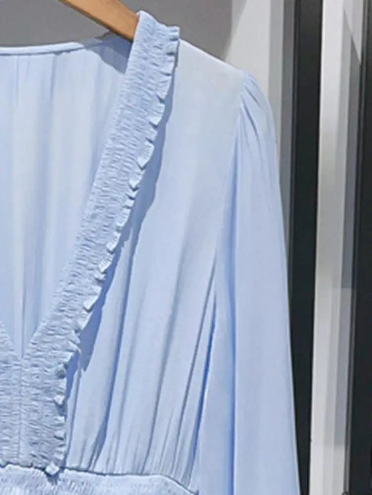 

Женское платье с V-образным вырезом и рукавами-фонариками