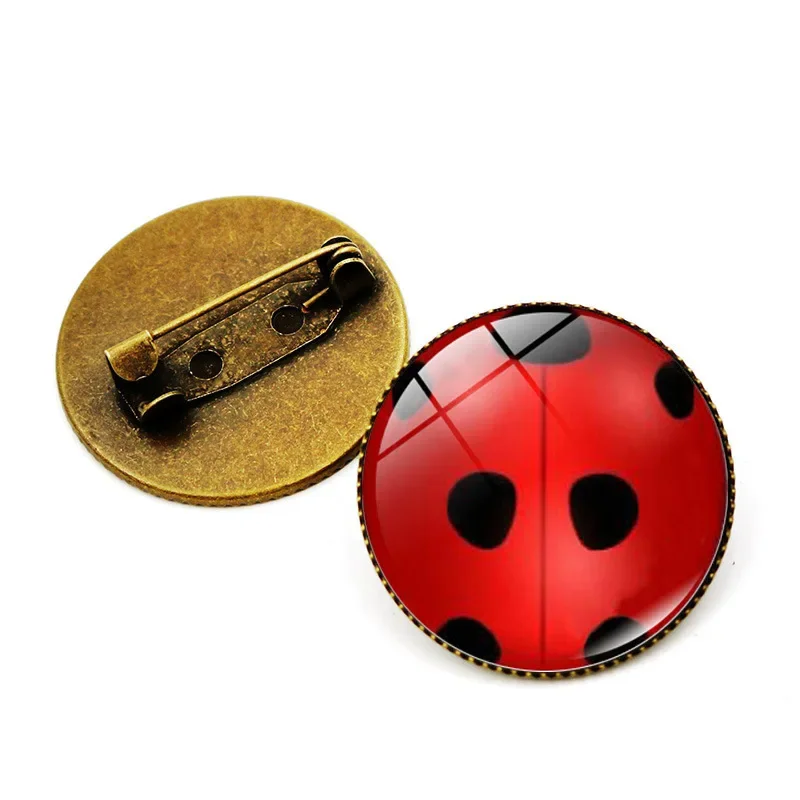 Брошь на груди с драгоценными камнями времени трансграничные европейские и