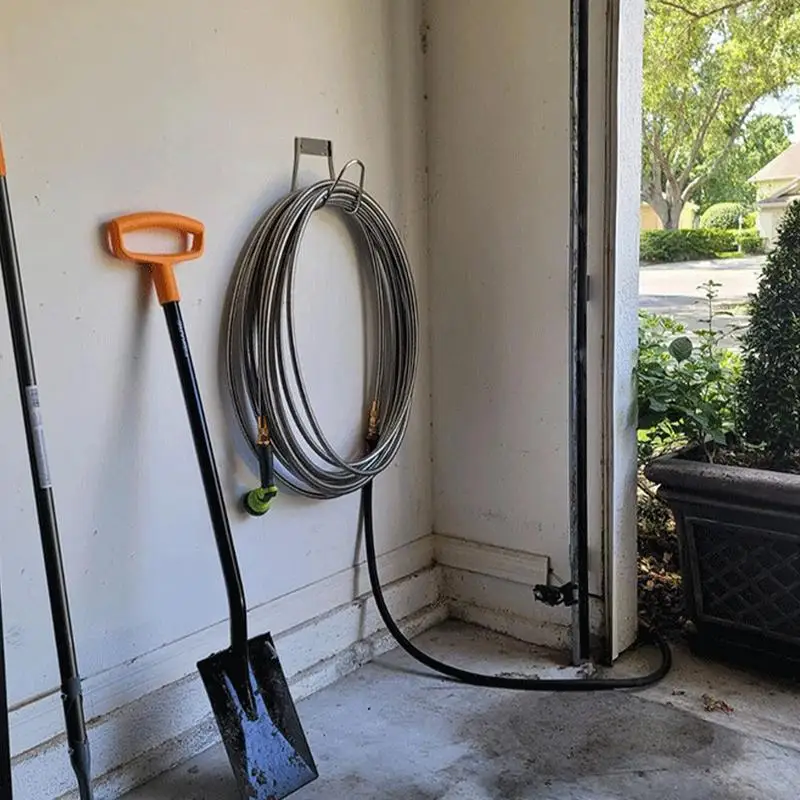 Маленький настенный держатель для шланга и трубы