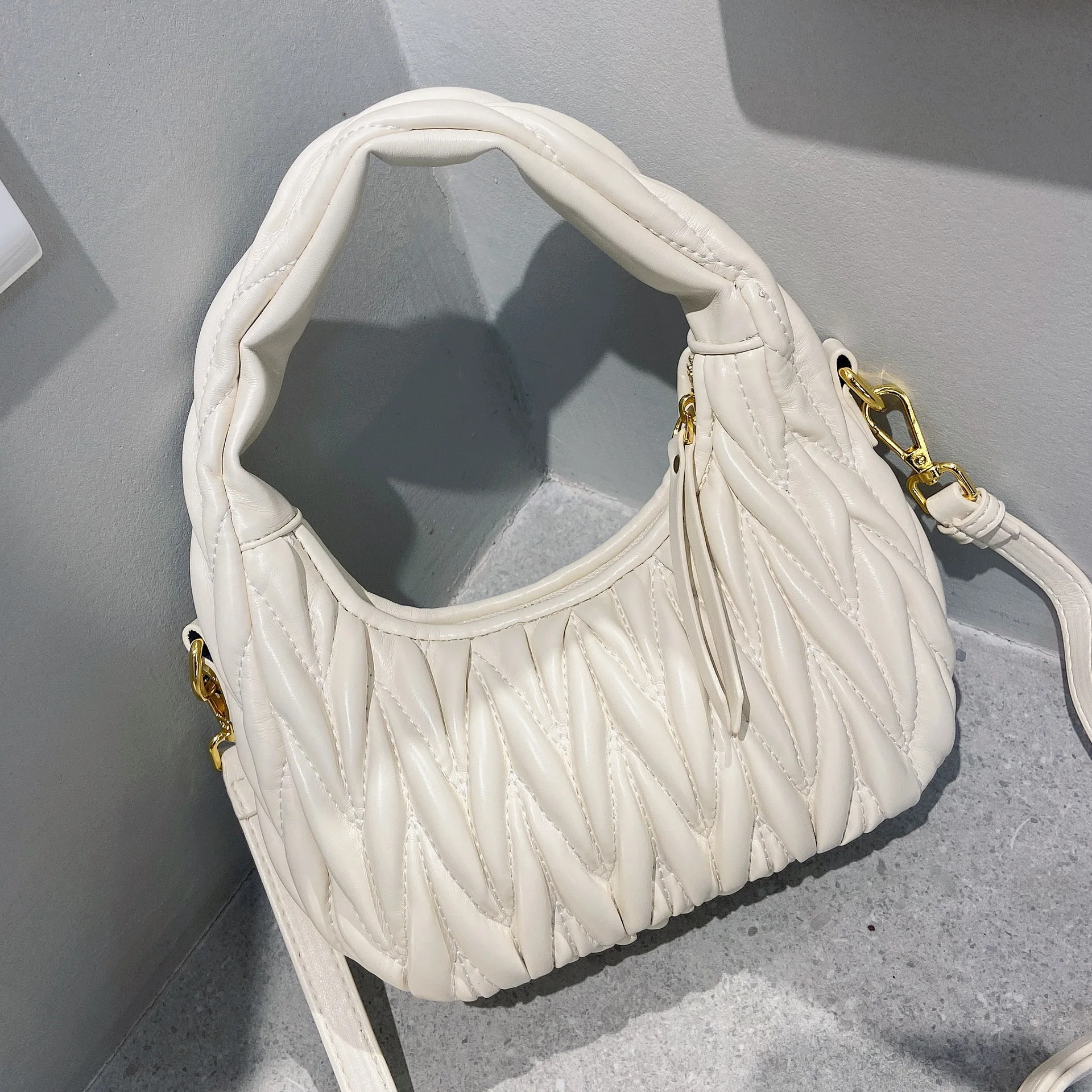 

2023 New Female Bag Underarm Bag Handbag Fold Cloud Bag Small Dumplings Solid Color Crossbody Shoulder Bag