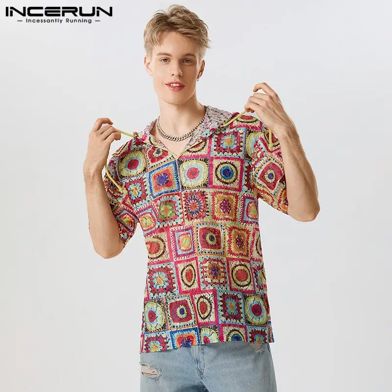

Футболка INCERUN мужская с кружевным принтом, модная Просвечивающая рубашка с капюшоном, V-образным вырезом и коротким рукавом, уличная одежда ...