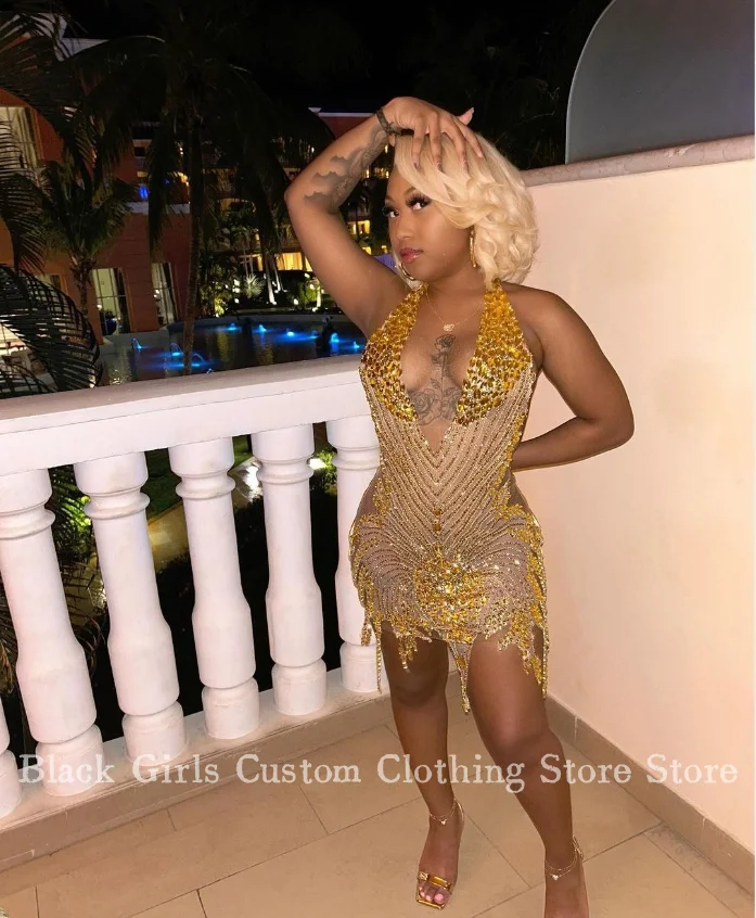 Коктейльные платья с открытой спиной и V-образным вырезом