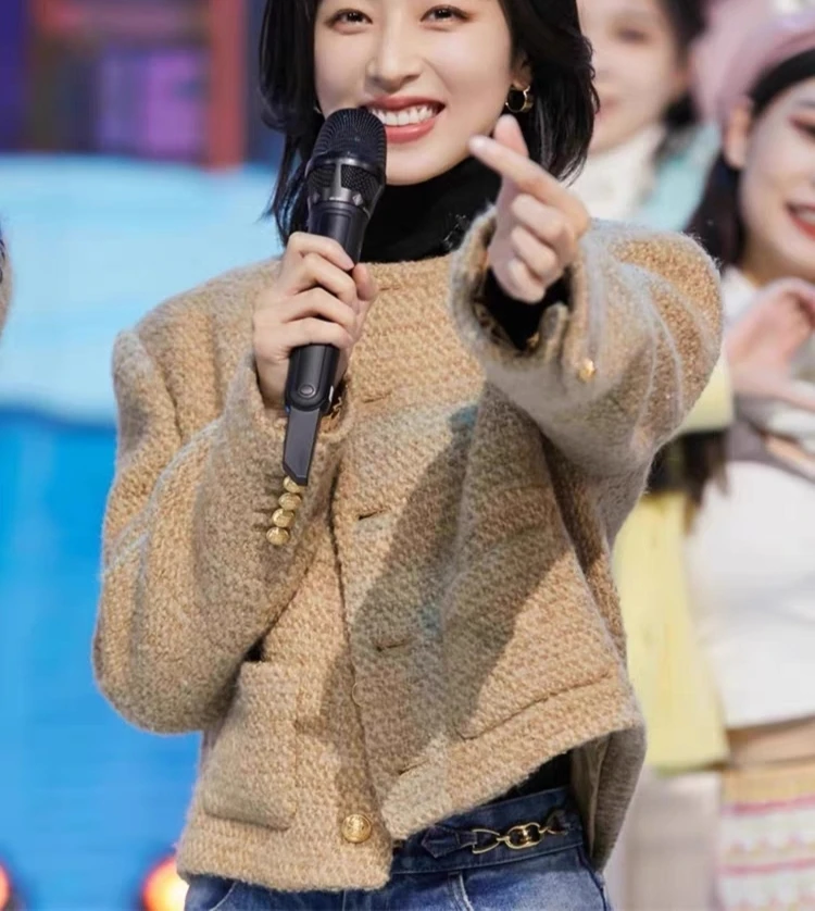 Молодой и красивой стеганой изящной верхней одежды цвета хаки в стиле вестерн 2023