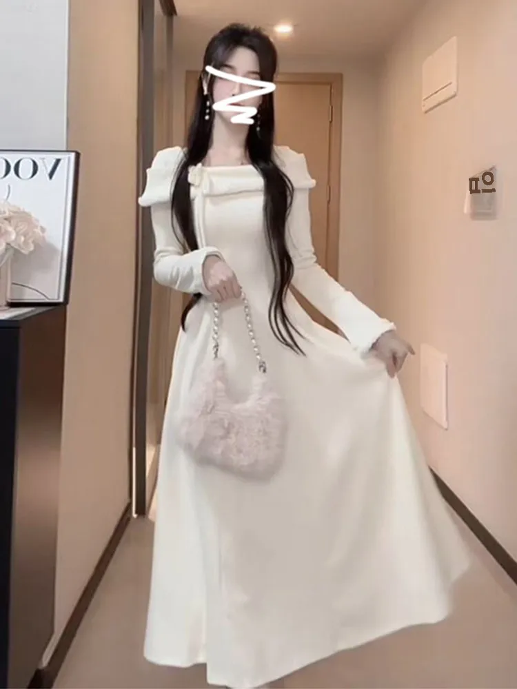 Элегантное трикотажное платье с квадратным воротником во французском стиле