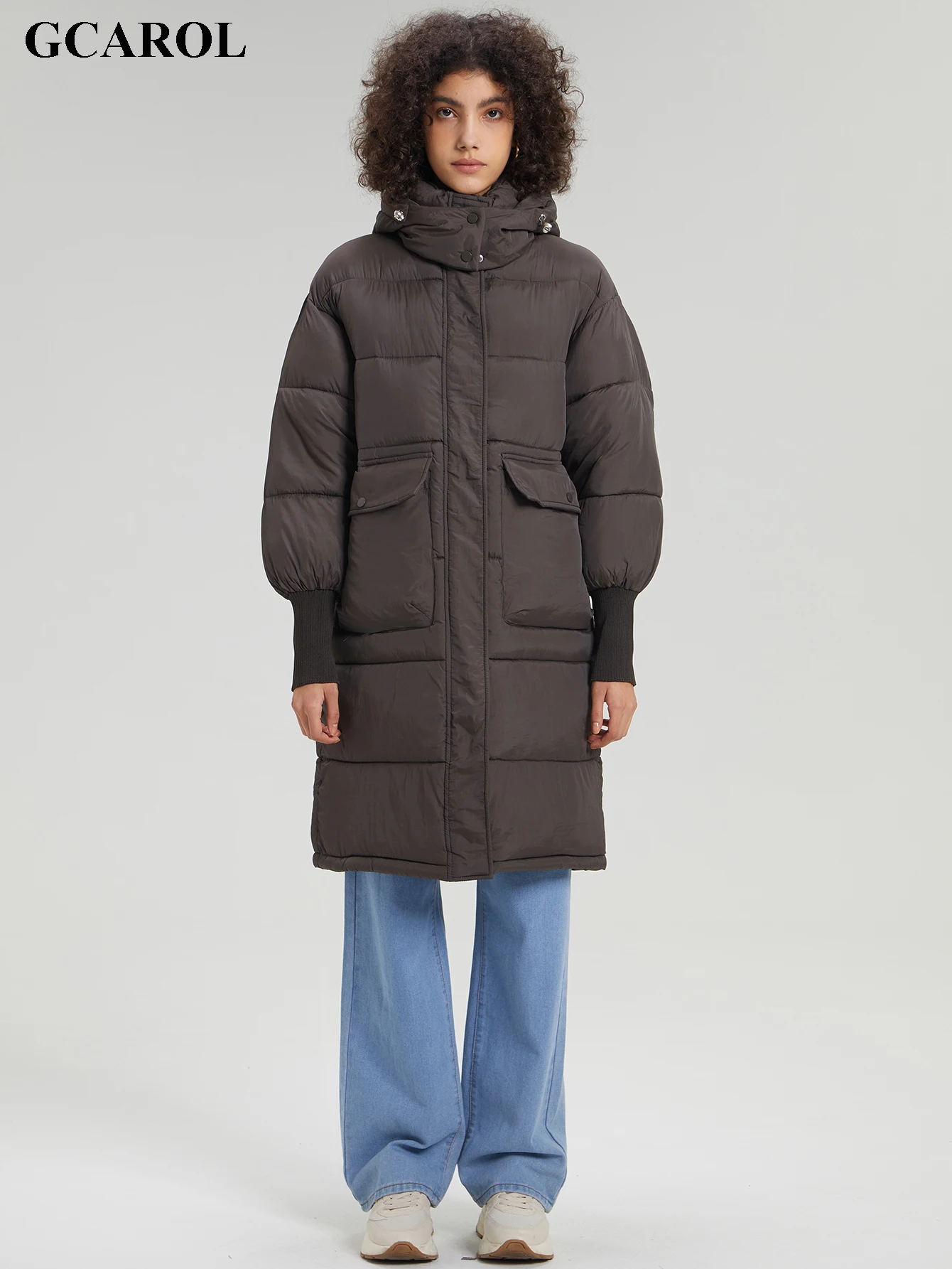 

GCAROL Женское зимнее стеганое длинное пальто с капюшоном, с кулиской на талии, пушистые и мягкие нитки, манжеты, теплая верхняя одежда, элегантная мода