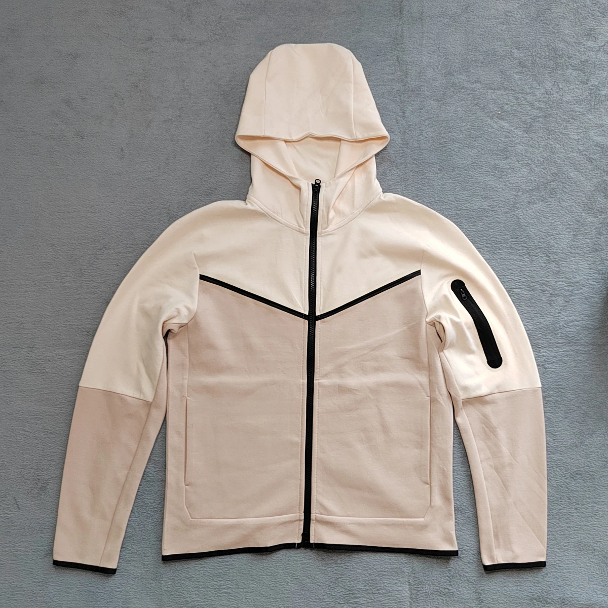 Мужской спортивный костюм из куртки с капюшоном и флисовых брюк |