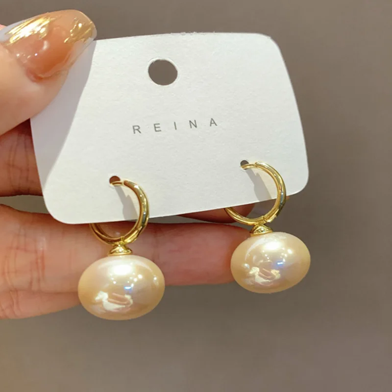 

Luxury French Gold Plated Imitation Pearl Pendant Simple Oval Pearl Pendant Sophisticated Elegance Ladies The Party Earrings New