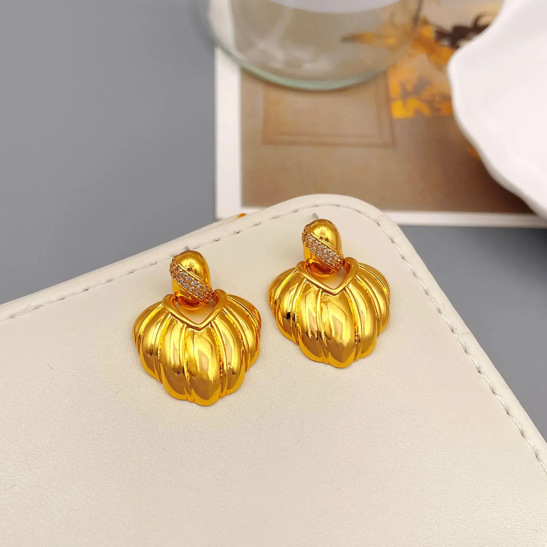 Винтажные нишевые универсальные серьги с текстурой золотого ракушки