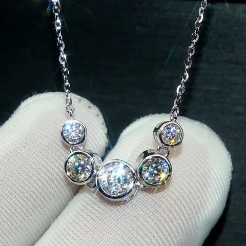 Женское ожерелье с цирконами